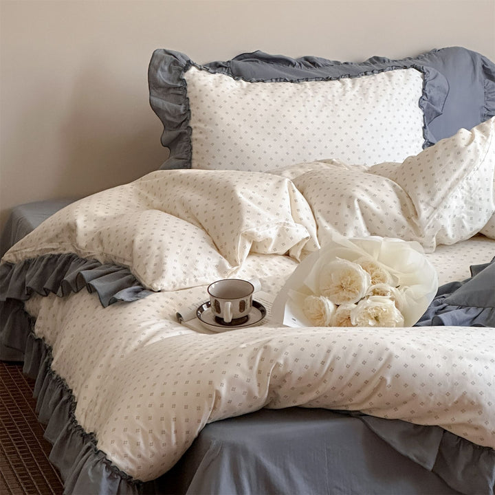Bedding set with ruffled edges and fine minimalist pattern