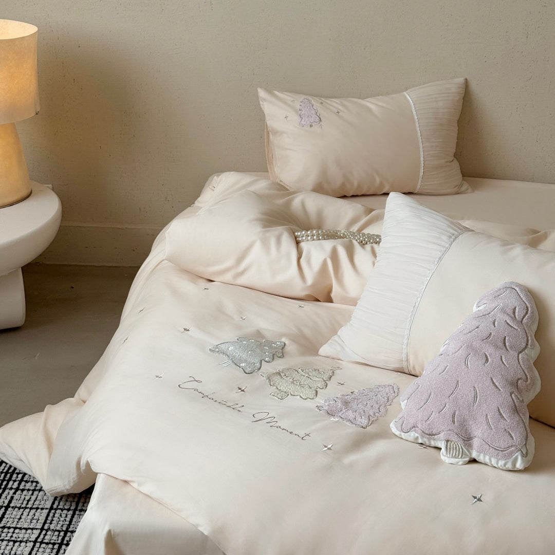 Embroidered bedding set made of cotton satin with pine appliqué