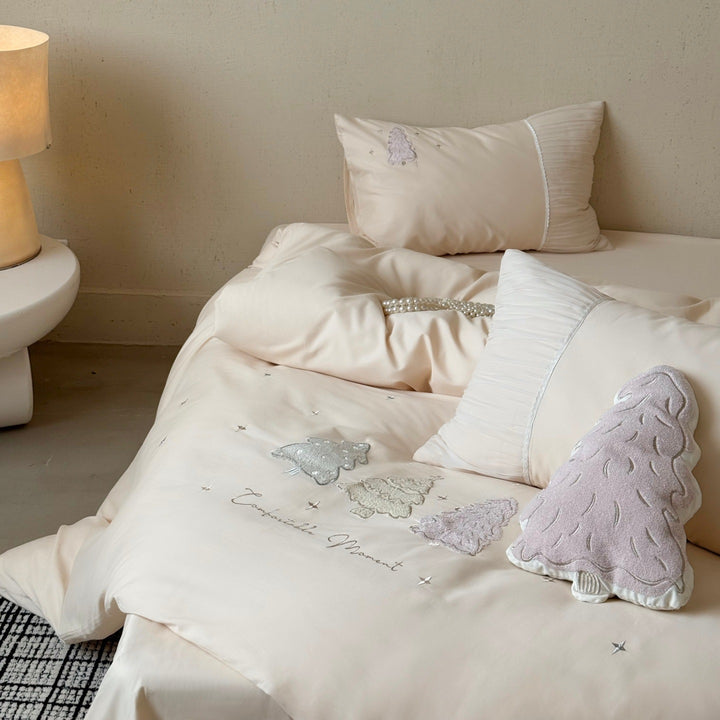 Embroidered bedding set made of cotton satin with pine appliqué