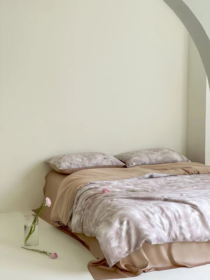 Bedding set made of satin with a soft ombre color gradient and a silky-matte feel