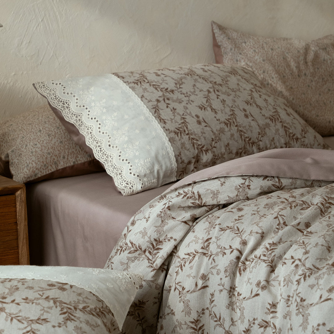 Elegant bedding set made of cotton satin with delicate flower jacquard structure and lace embroidery detail