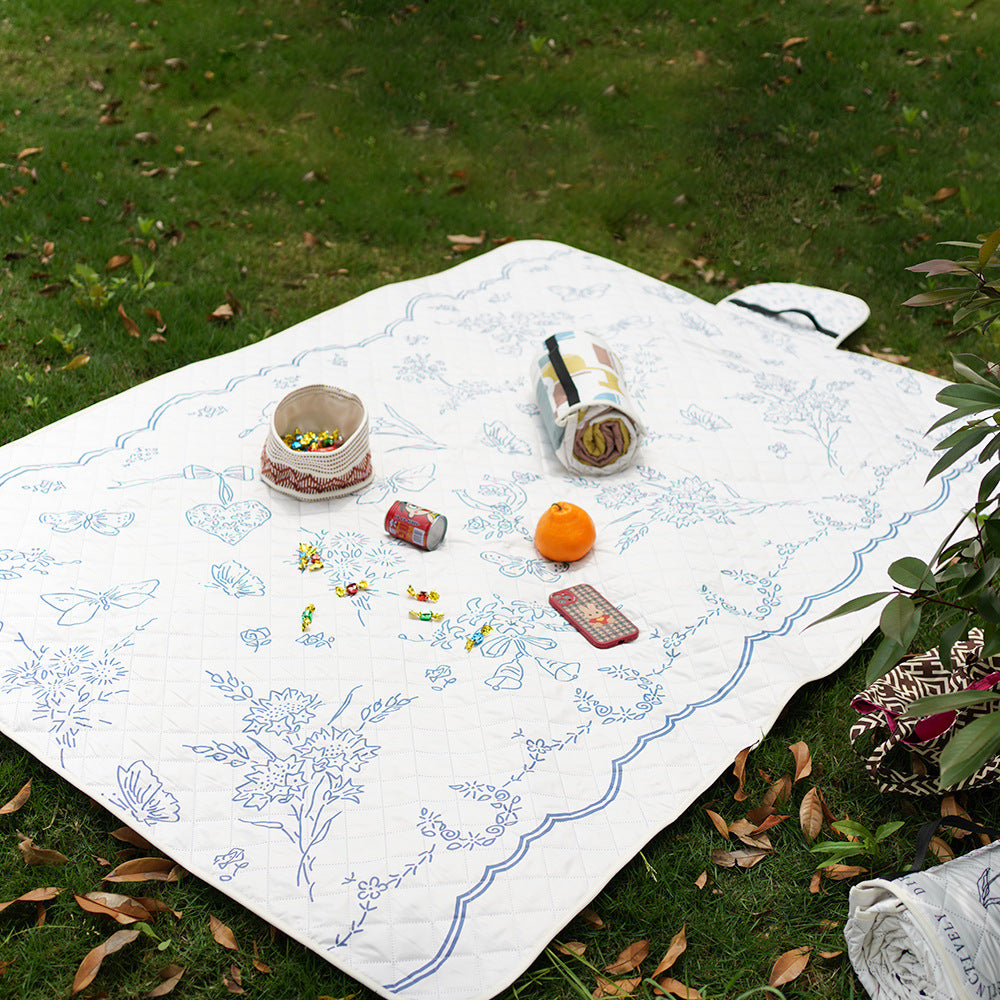 Quilted bedspread with large floral appliqué and diamond quilted relief Kalsten