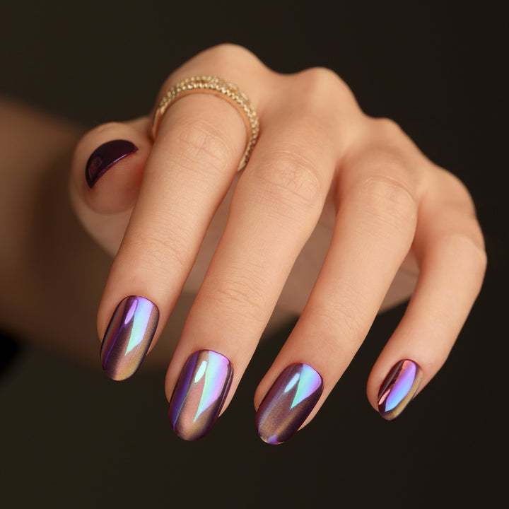 Shiny nail art with holographic effect Kalsten