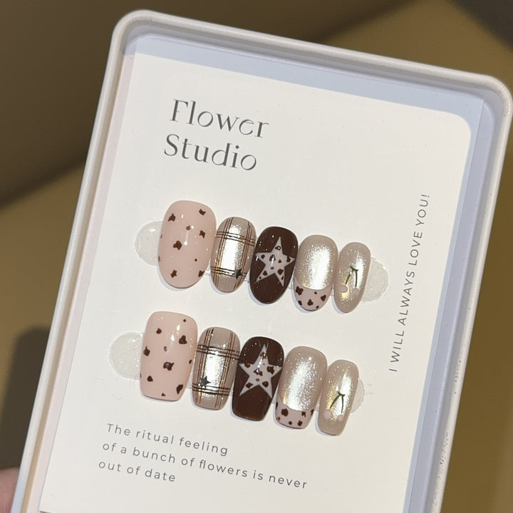 Artificial Nails in Elegant Flower Design Kalsten