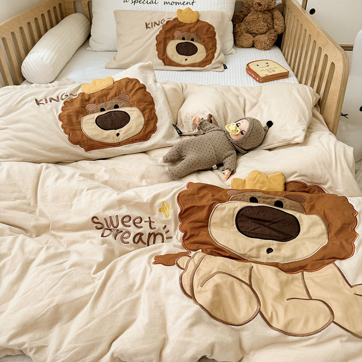 Children's crib bedding set with appliquéd lion motif and breathable cotton muslin