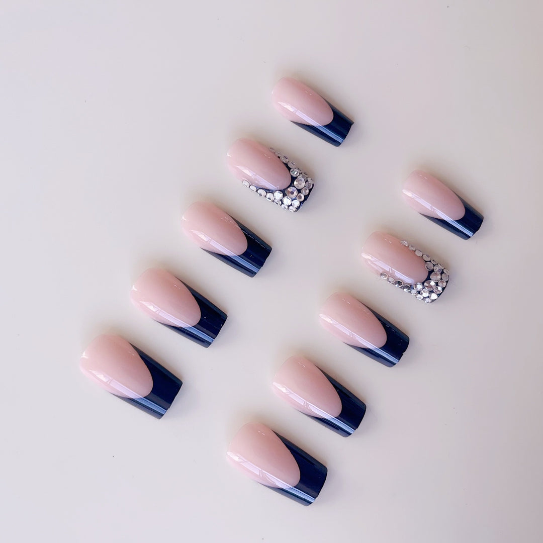 Artificial nail set with luxurious French design and sparkling rhinestone decorations Kalsten