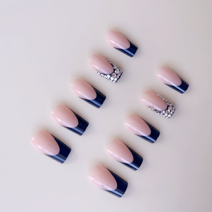 Artificial nail set with luxurious French design and sparkling rhinestone decorations Kalsten