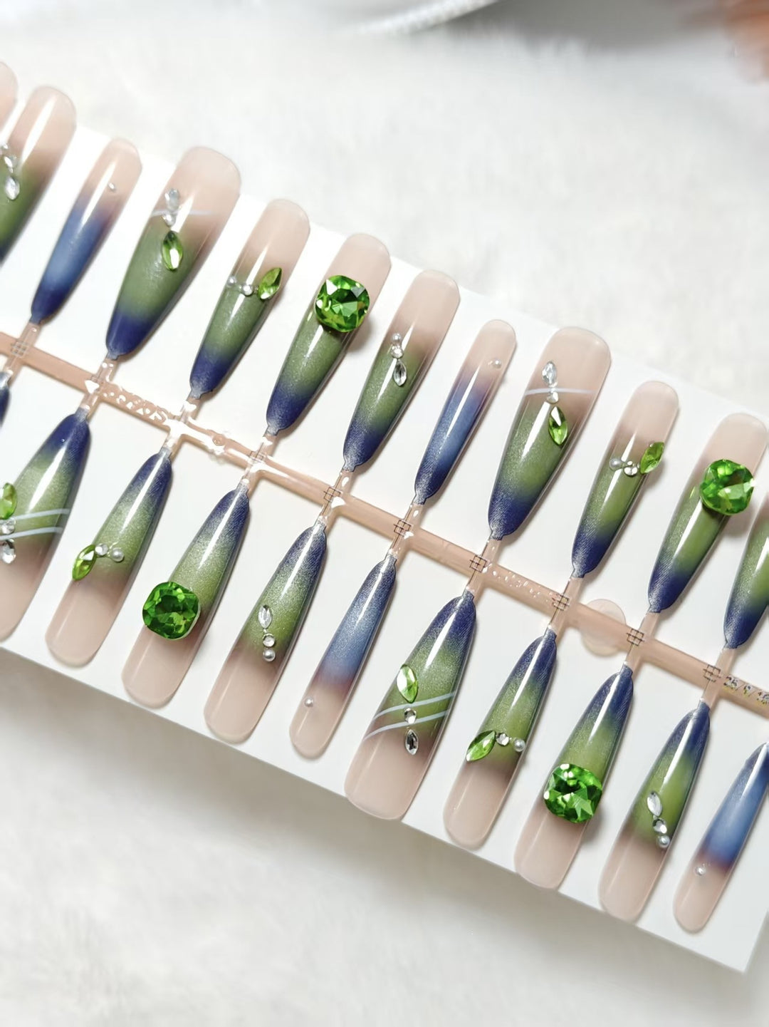 Artificial nails with elegant gradient color and glitter accents Kalsten