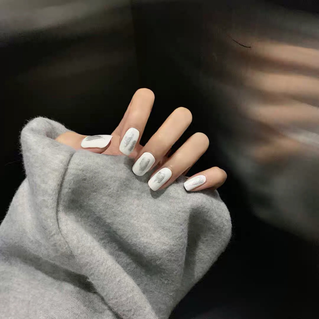 Stylish art nails with floral accents Kalsten