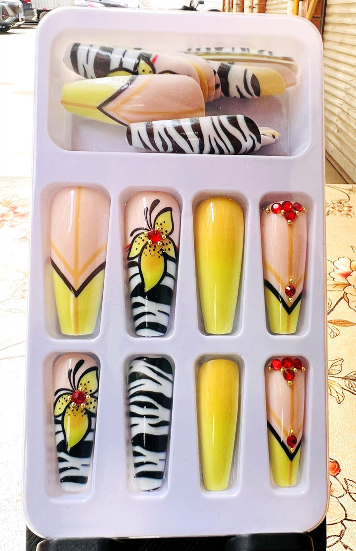 Creative press-on nails with flower and animal designs Kalsten