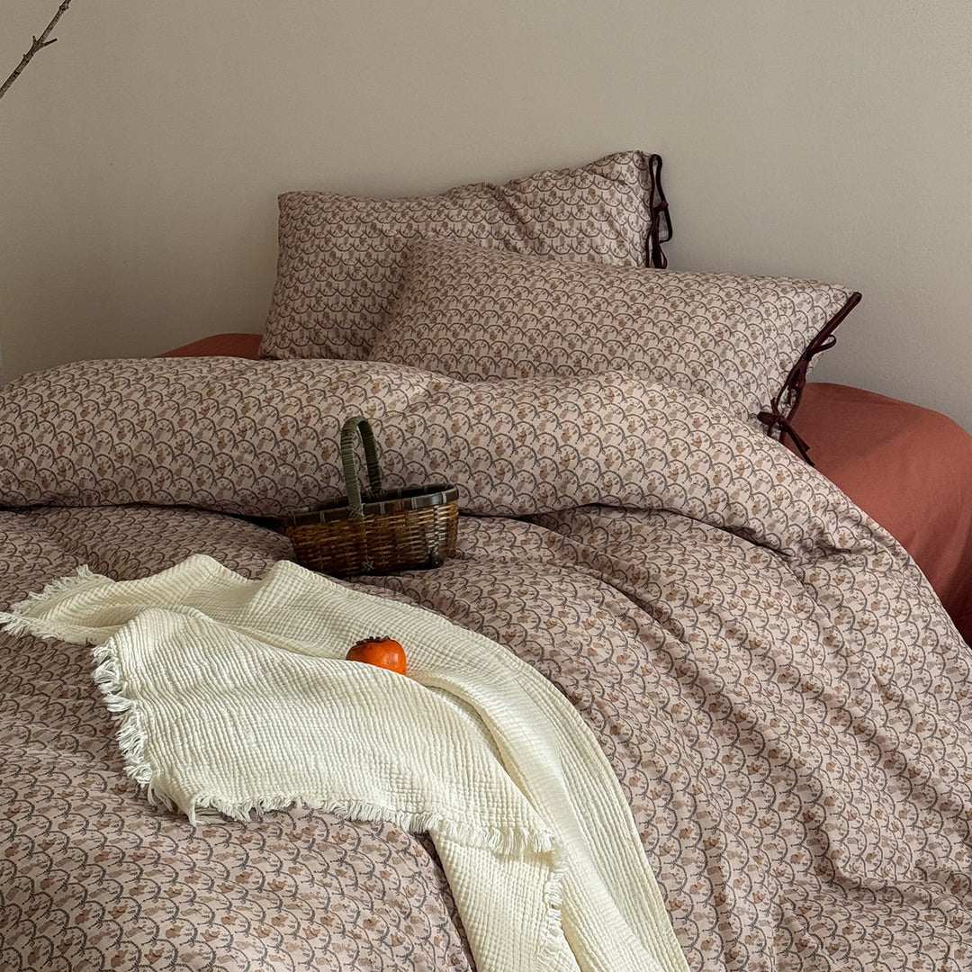 Quilted bed linen set with floral block print look and tie closure