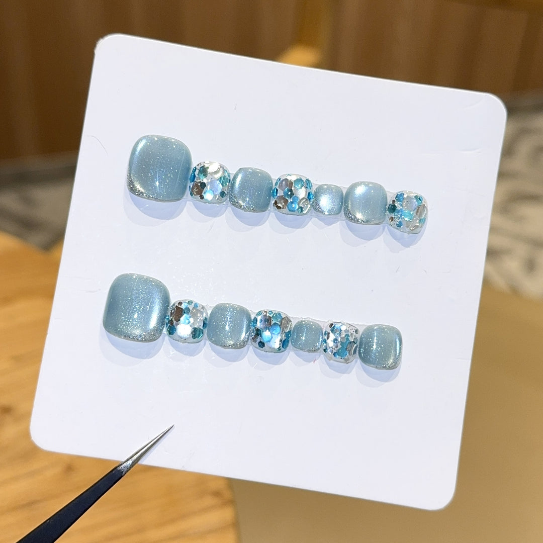 Glamorous artificial nails in the cool glitter design Kalsten