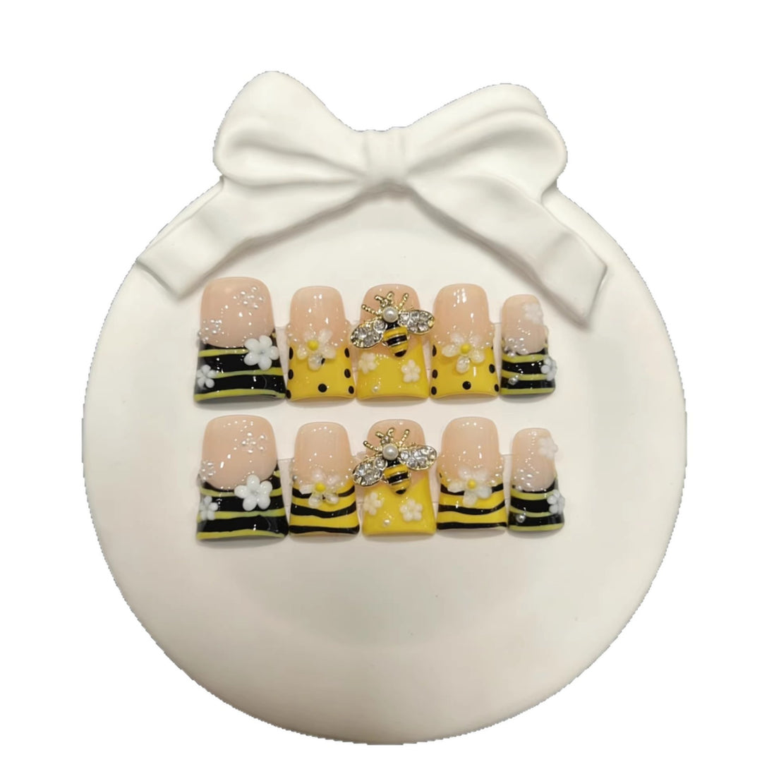 Creative Bee-Themed Press-On Nail Art Set