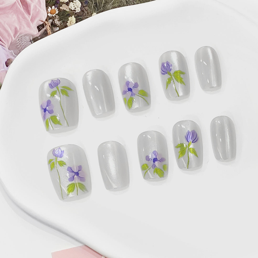 Artistic fingernails with floral accents Kalsten