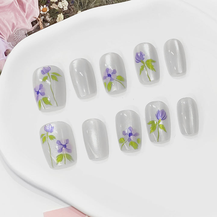 Artistic fingernails with floral accents Kalsten