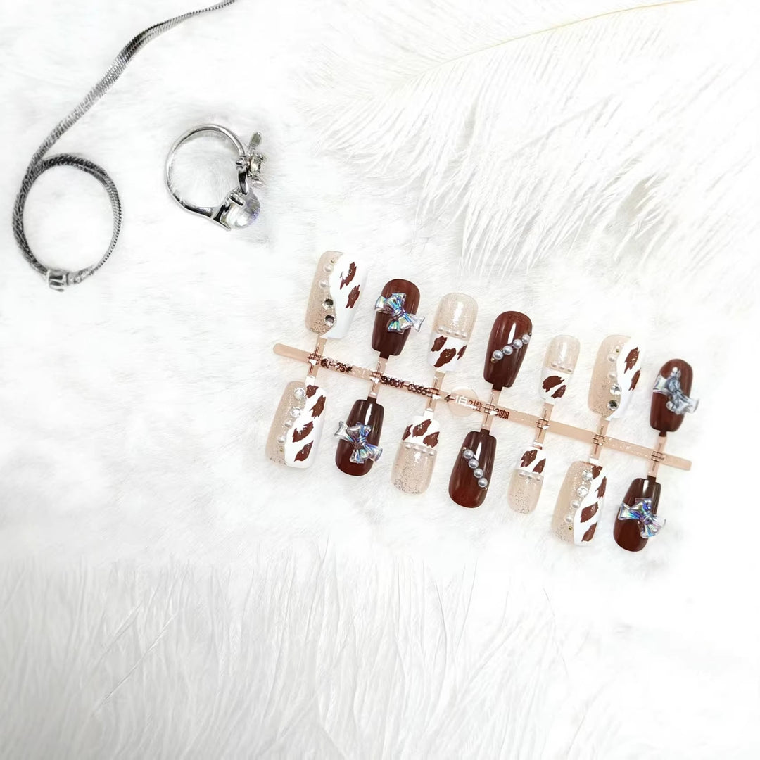 Artificial nails with sparkling rhinestone and bow accents Kalsten