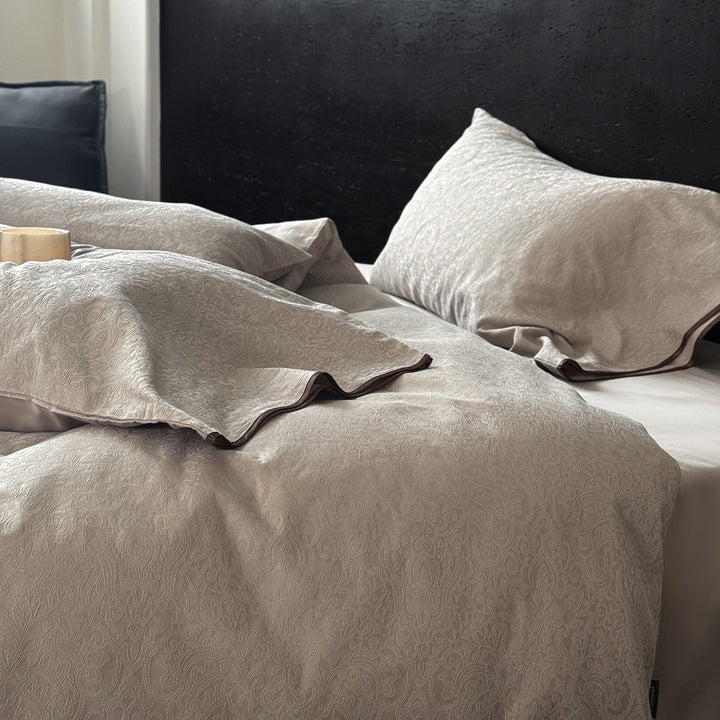 Bedding set made of jacquard cotton with paisley relief and contrast piping