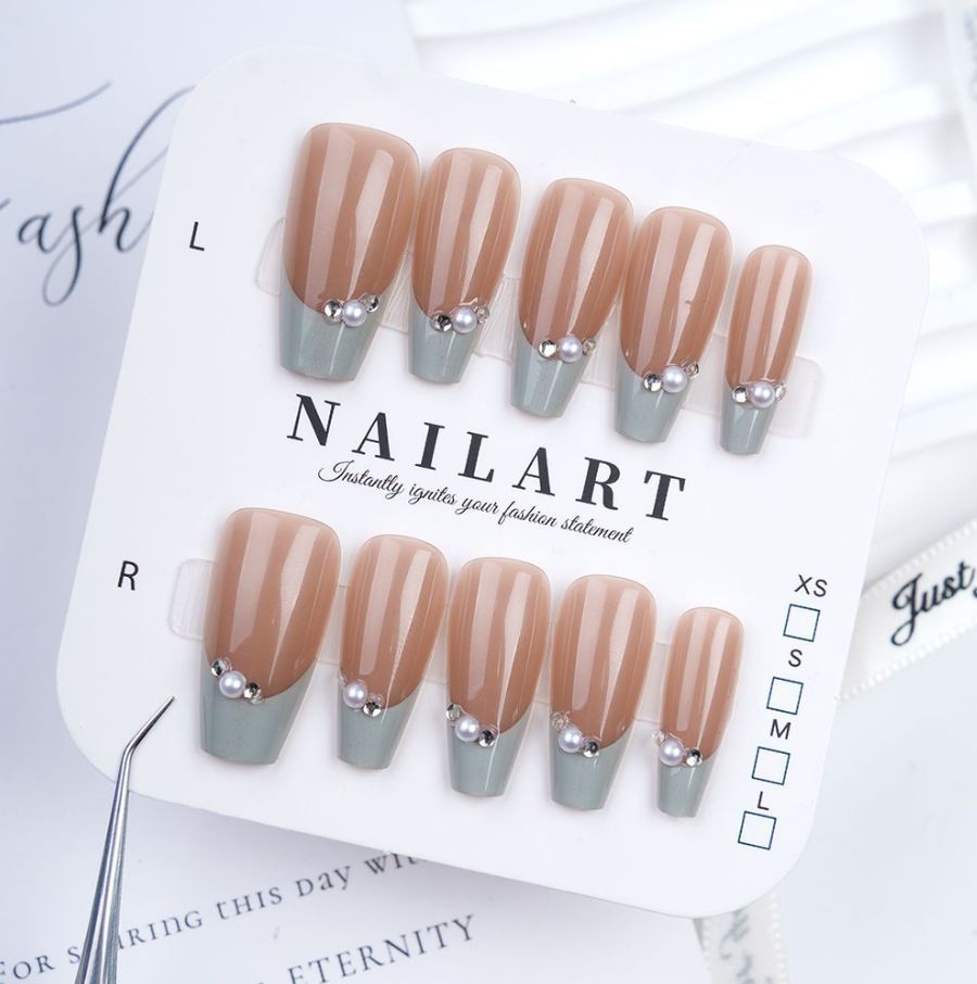 Playful artificial nails with glitter and colorful patterns Kalsten