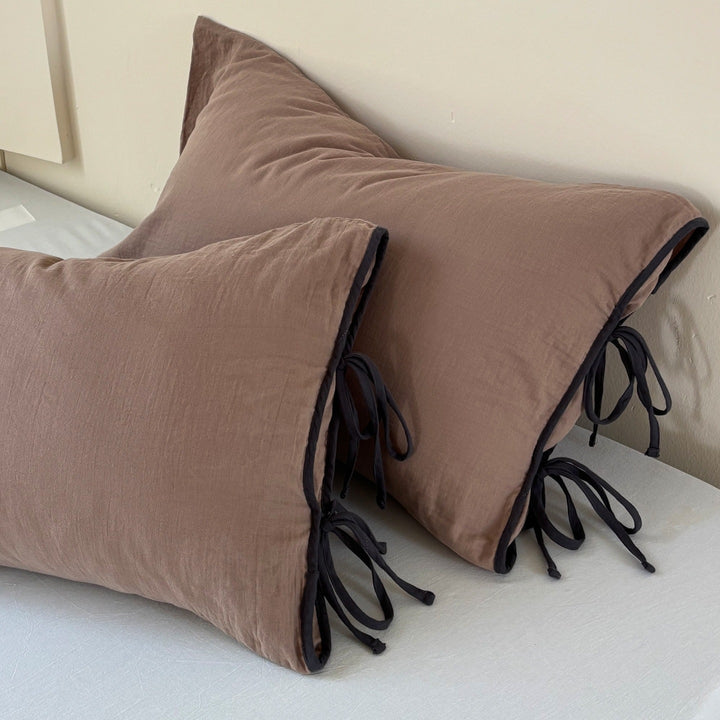 Pillowcase set in washed linen look with decorative ties