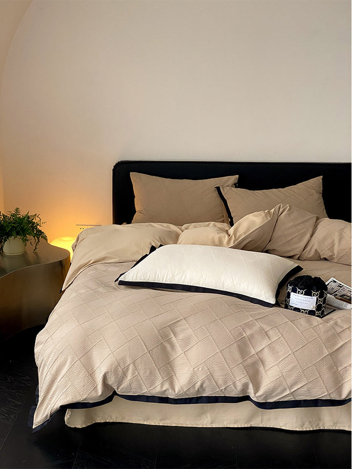 Padded duvet set made of cotton satin with contrasting piping edge
