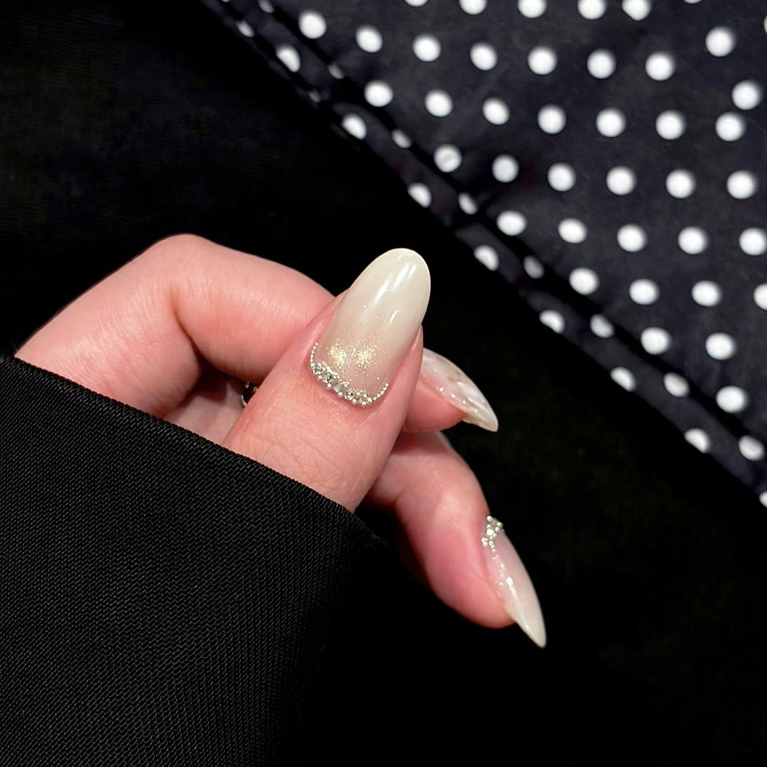 Artificial nails with shimmering accents and elegant applications Kalsten