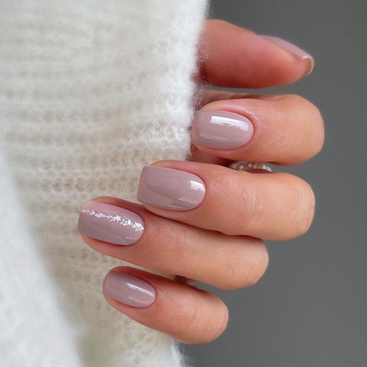 Nail art with elegant glitter accent Kalsten
