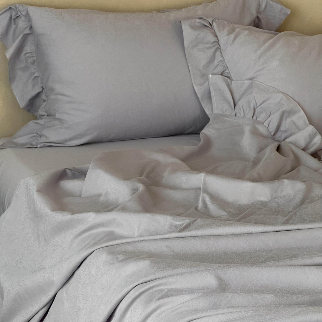 Ruffled bedding set made of cotton jacquard with medallion relief