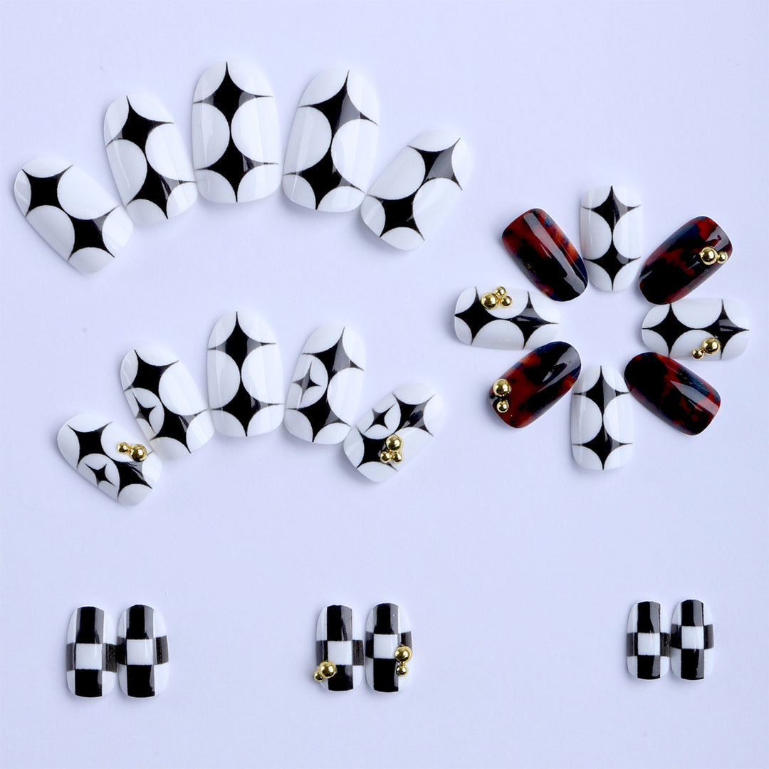 Artificial nails with modern geometric pattern and golden accents Kalsten