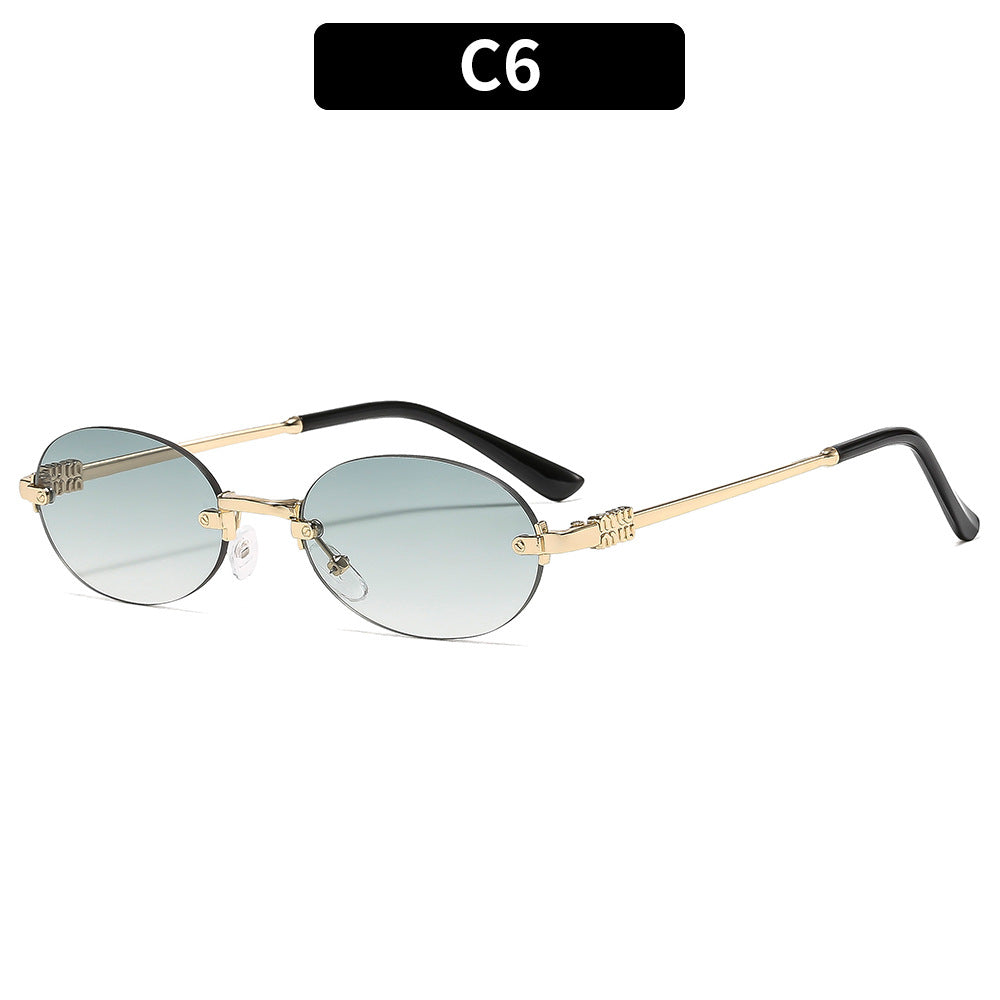 Sophisticated Oval Frame Sunglasses with Luxurious Detailing