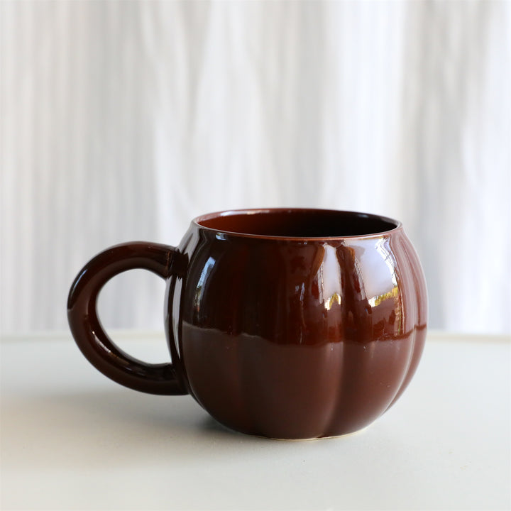 Ceramic mug with ergonomic handle and ribbed balloon shape