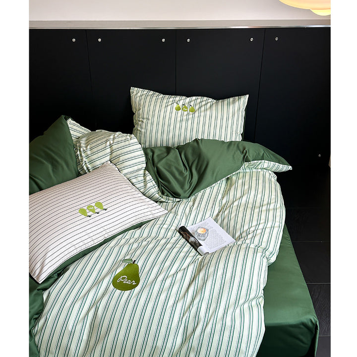 Bedding set with striped pattern and playful dog appliques