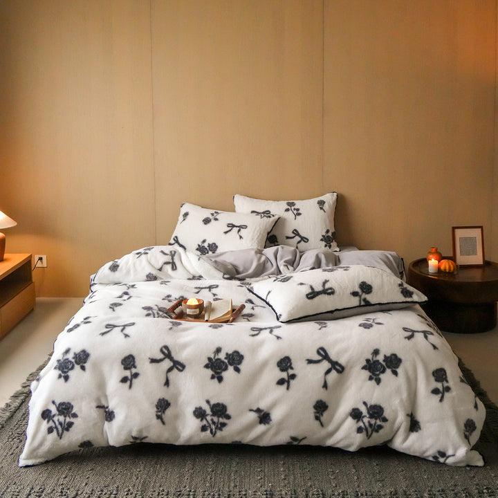 Plush bedding set with floral microfleece quilt cover