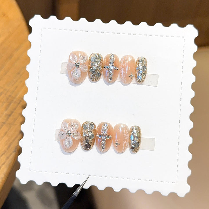 Glamorous artificial nails with floral and glittering accents Kalsten