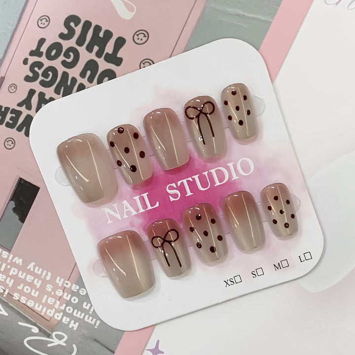 Artificial nail tips with bow and dot patterns Kalsten