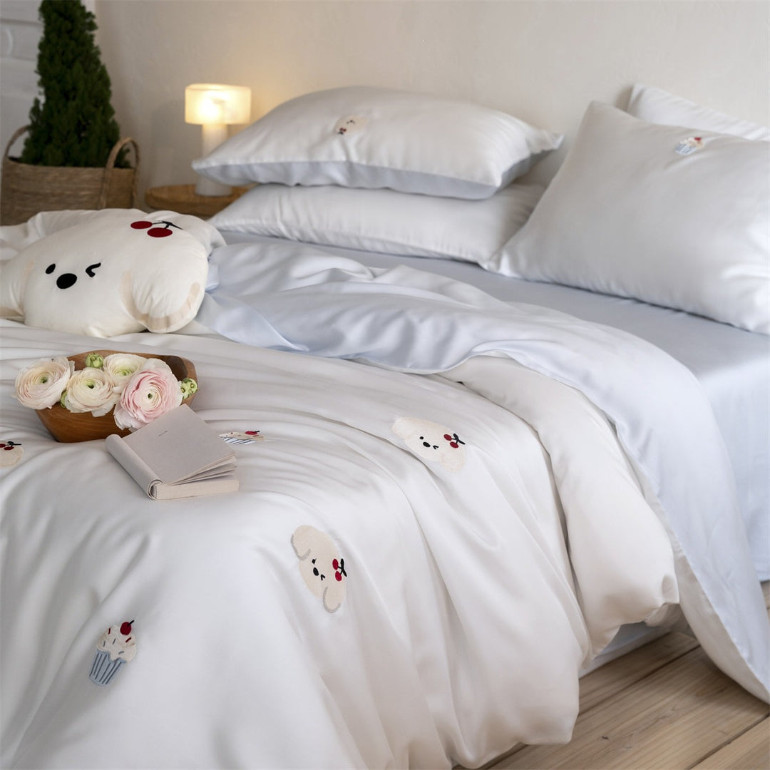 Satin bedding set with fine balloon and animal embroidery