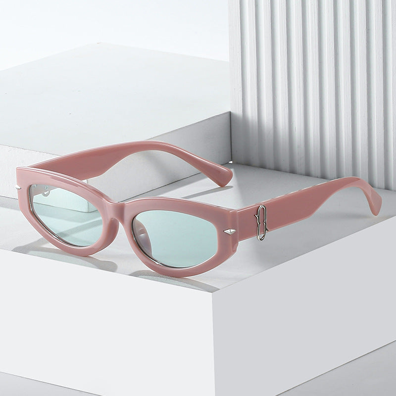 Retro-Inspired Cat-Eye Sunglasses with Bold Frame Kalsten
