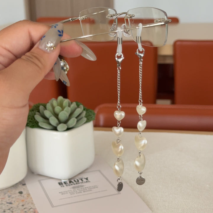 Heart-Shaped Pearl Accented Eyewear Chain Kalsten