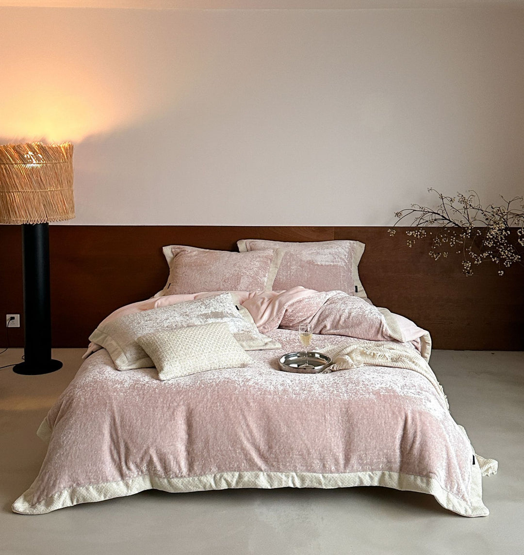 Fluffy velvet bedding set with soft plush fibers and hotel closure Kalsten