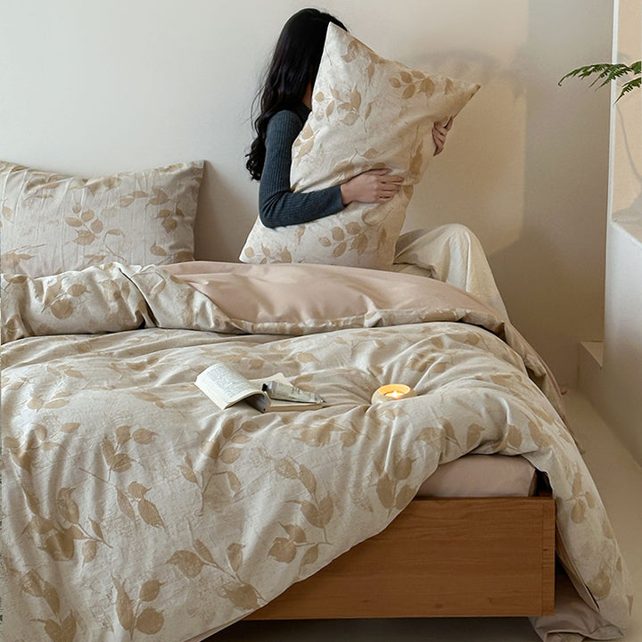 Cotton percale bedding set with natural leaf print and reversible look