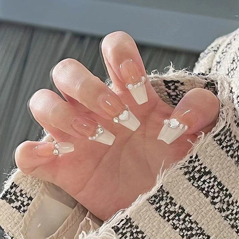Artificial nails with glamorous pearl details Kalsten