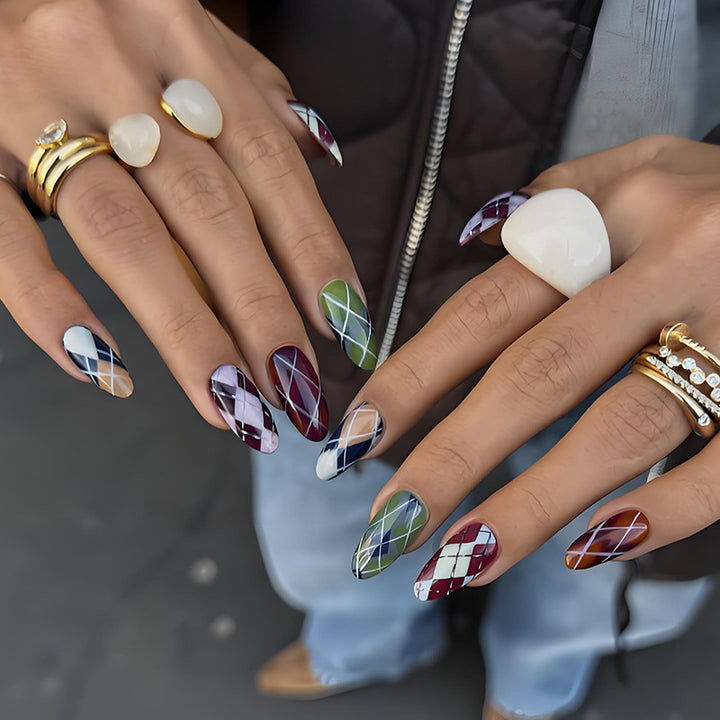 Artificial nails in elegant check pattern Kalsten