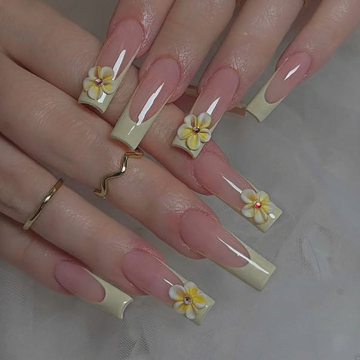 Nail art set with delicate flower decorations Kalsten