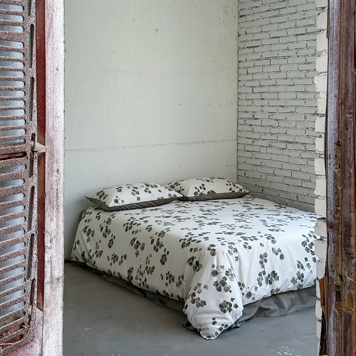 Cotton satin bedding set with watercolor floral print and contrasted edging