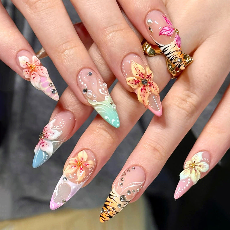 Artistic Nail Set with Floral Accents Kalsten