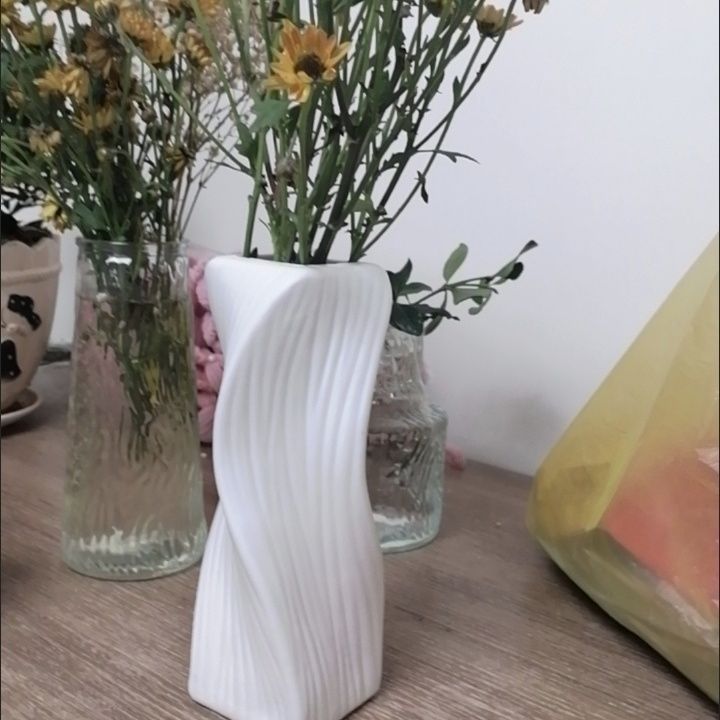 Artistic Wave-Patterned Decorative Sculpture Kalsten