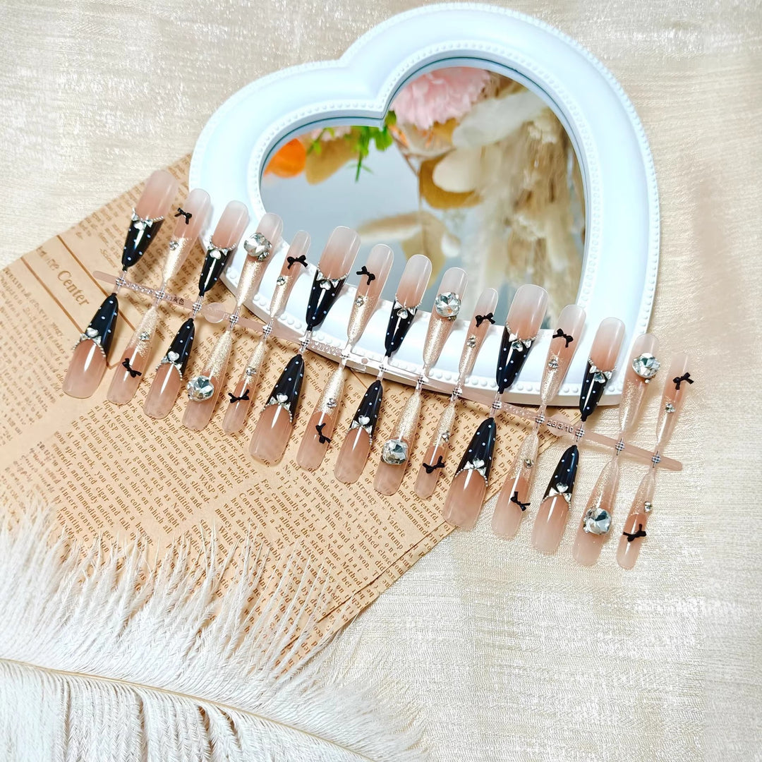 Artificial nails with glamorous rhinestone details Kalsten