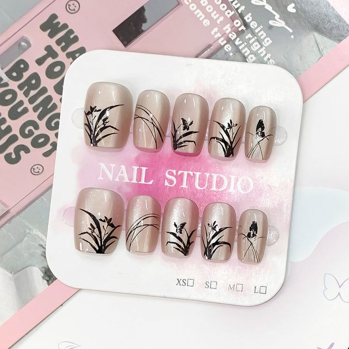 Artfully designed nails with floral motifs Kalsten