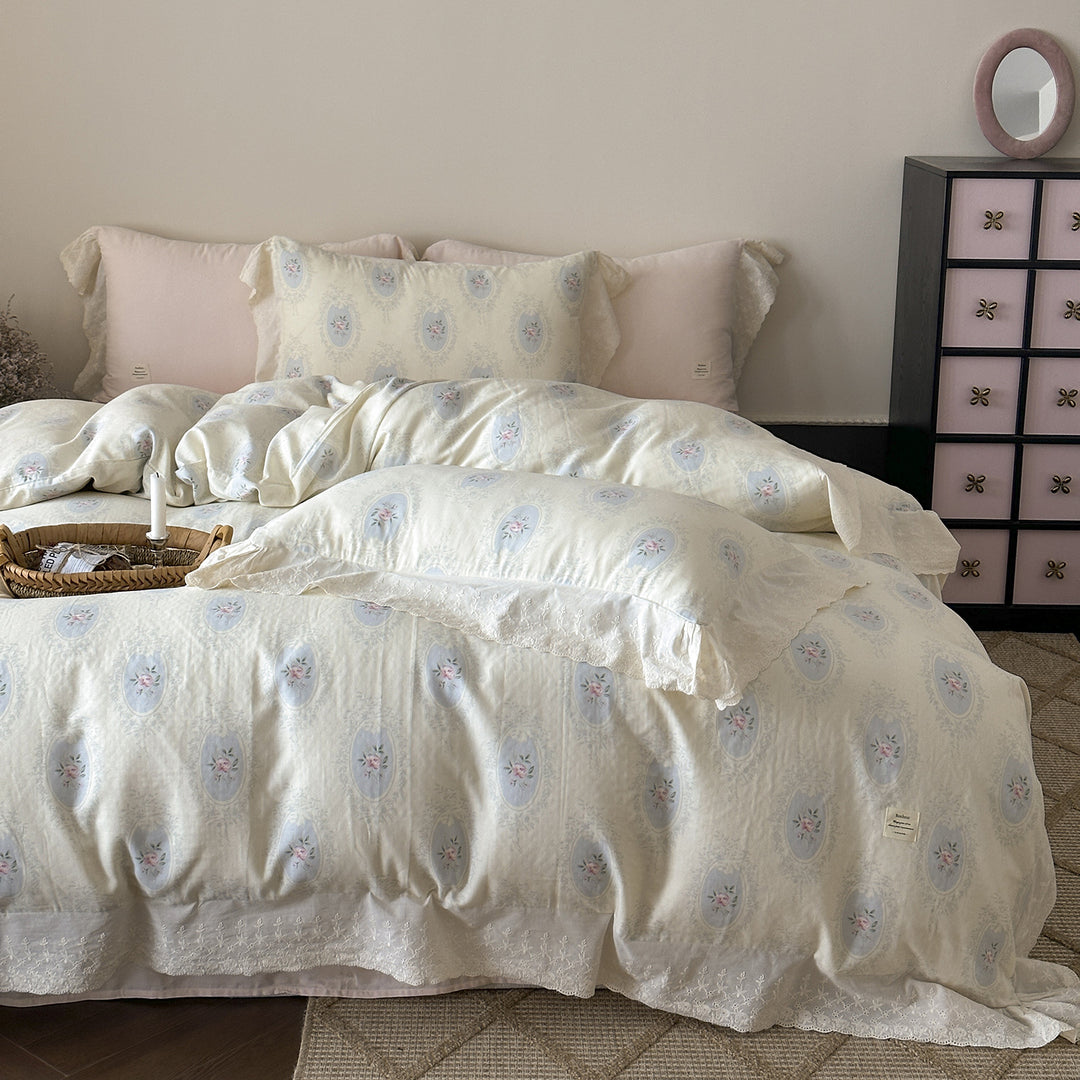 Cotton bedding set with lace ruffle and delicate floral print