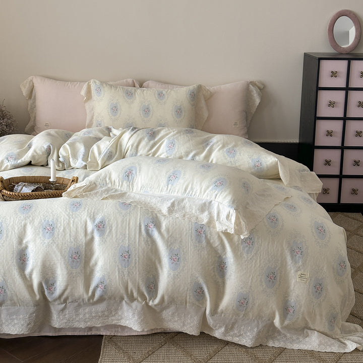 Cotton bedding set with lace ruffle and delicate floral print