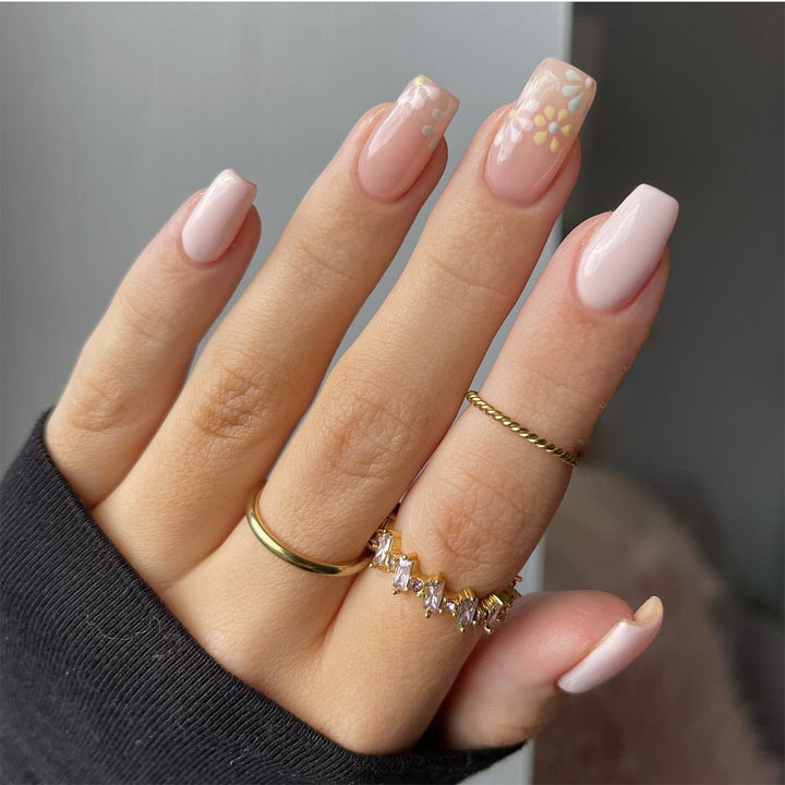 Artful nail extensions with floral decorations Kalsten